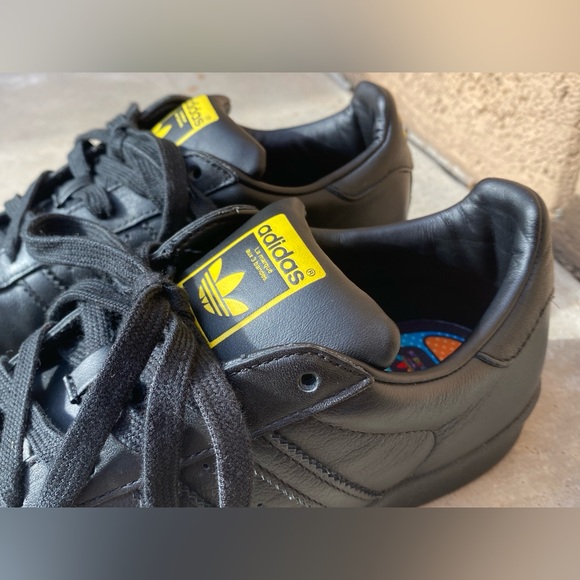 RARE NWOT Adidas Superstar x Pharrell Williams Sneakers in Black & Yellow - Picture 5 of 16